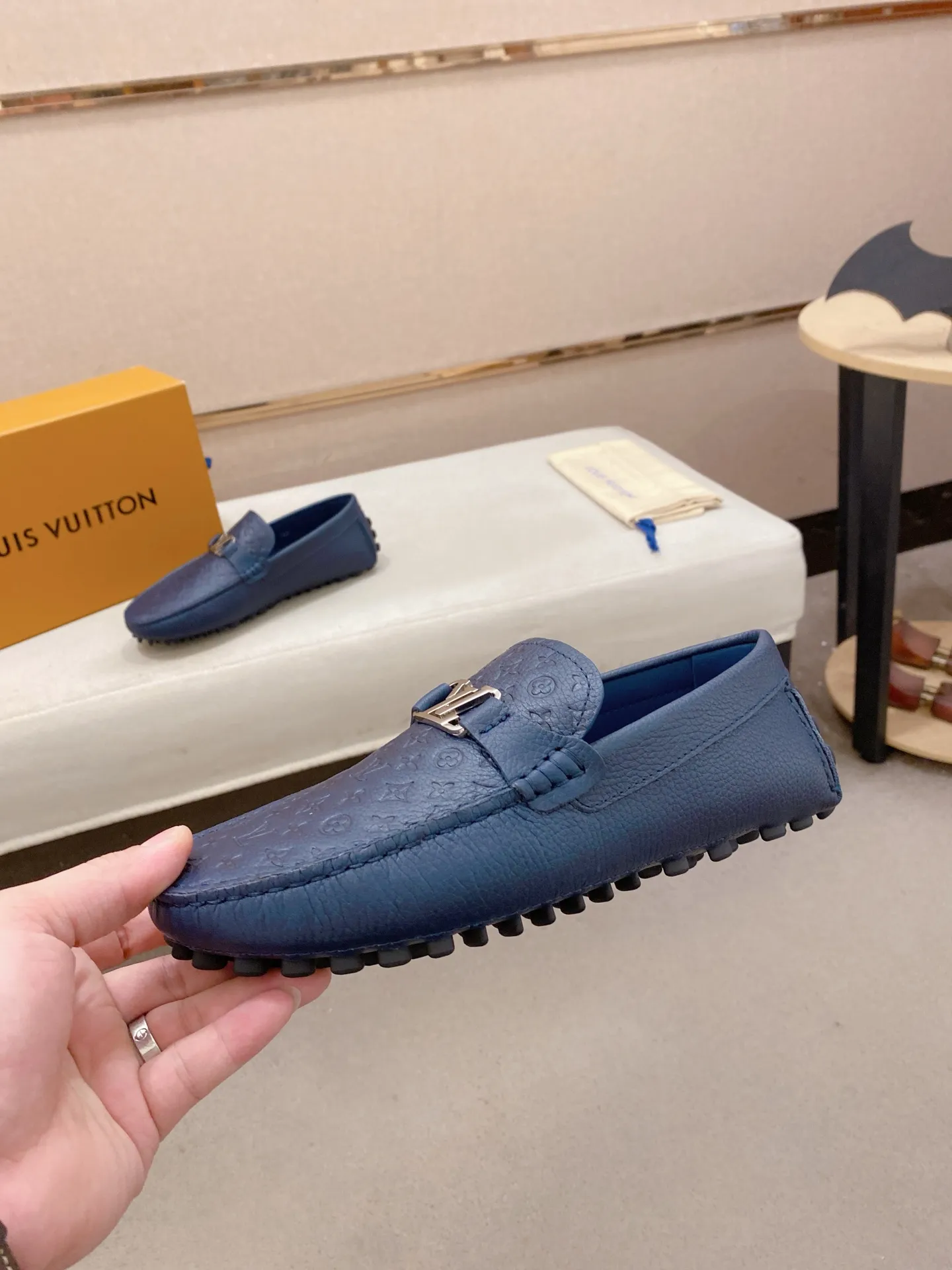 Factory price: 500💰High-end quality! LV 🆕🆕Exclusive hot-selling products in stock🔥🔥New products on the shelves, high-quality Ferragamo men's pea shoes, high-end casual driving shoes, with complete packaging! 💪 💪 Material: imported pebbled first-layer cowhide 🐂 + imported high-quality buffalo leather lining + wear-resistant outsole 👍🏻👍🏻 Features: high-end and comfortable, purely handmade 🚀 🚀 Create the perfect shoe that suits you best 🔥 🔥 Size: (38-44) 45 standard size can be customized!